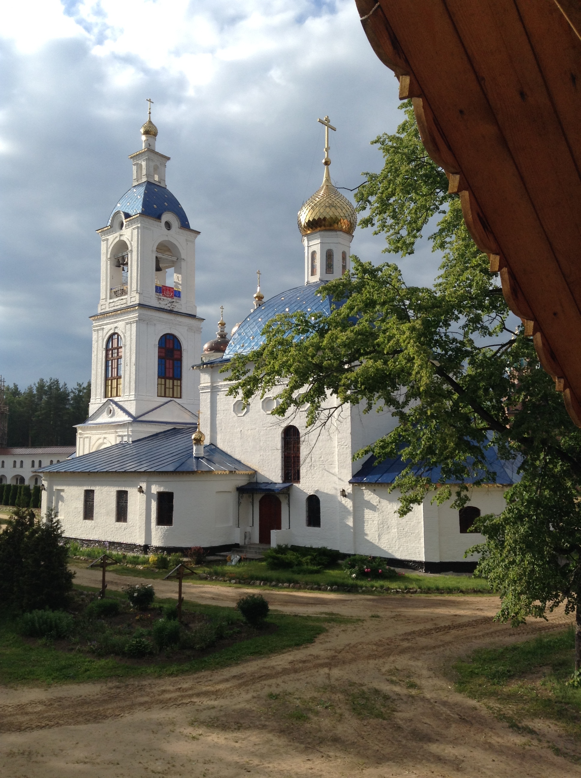 Вид с крыльца храма про. Сергия на Успенский собор Николо-Сольбинского монастыря.